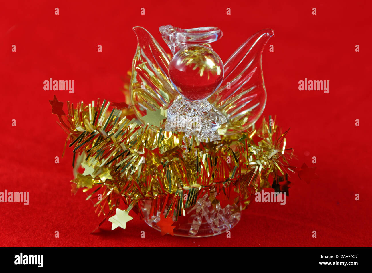 Un angelo di vetro avvolta nella festosa tinsel oro Foto Stock