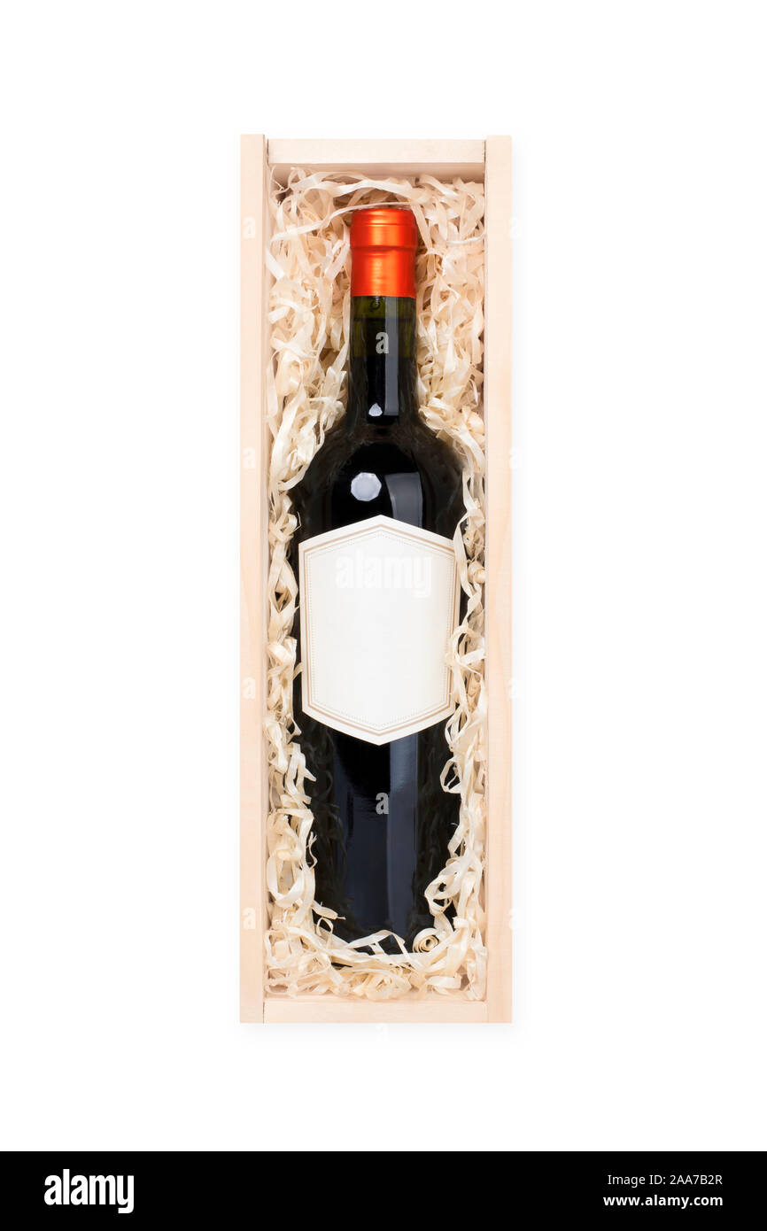 Aprire una scatola di legno con vite bottiglia con etichetta vuota riempita con shreded/carta paglia. Isolato su bianco. Percorso di clipping incluso. Foto Stock