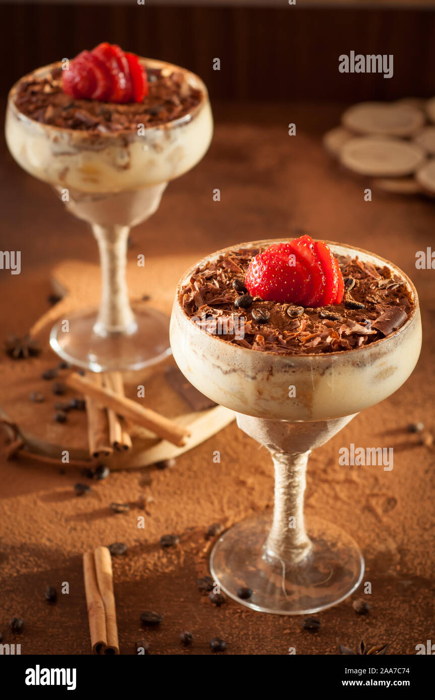 Tiramisù tradizionale dessert italiano in vetro con fragola Foto Stock