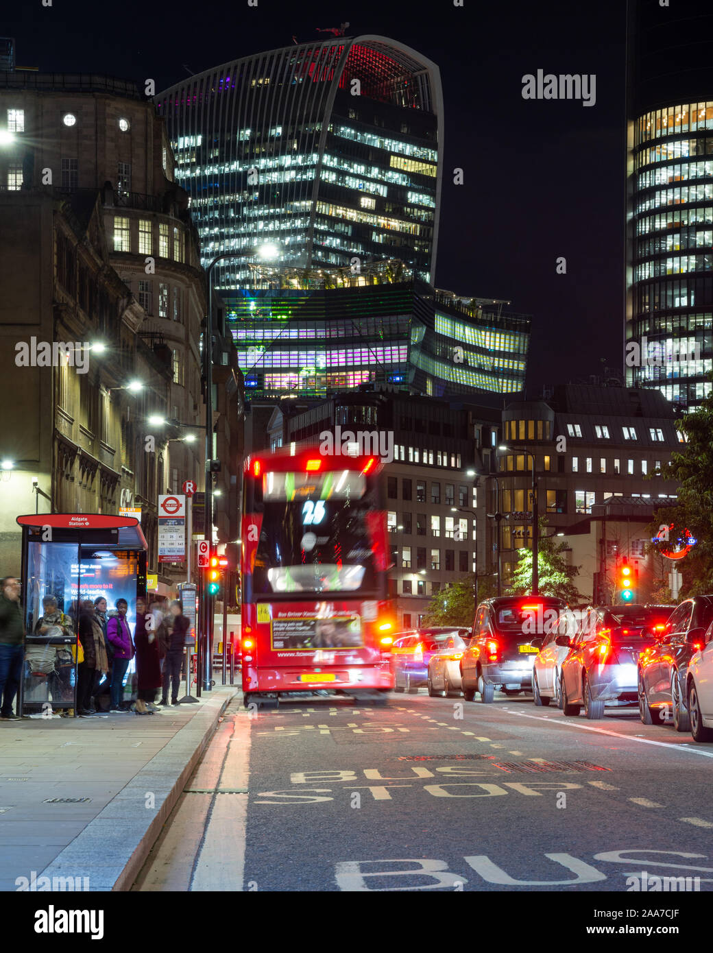 London, England, Regno Unito - 7 Novembre 2019: un double-decker Bus londinese e altri tipi di traffico si muove lungo Aldgate High Street sotto l'ufficio grattacieli di t Foto Stock