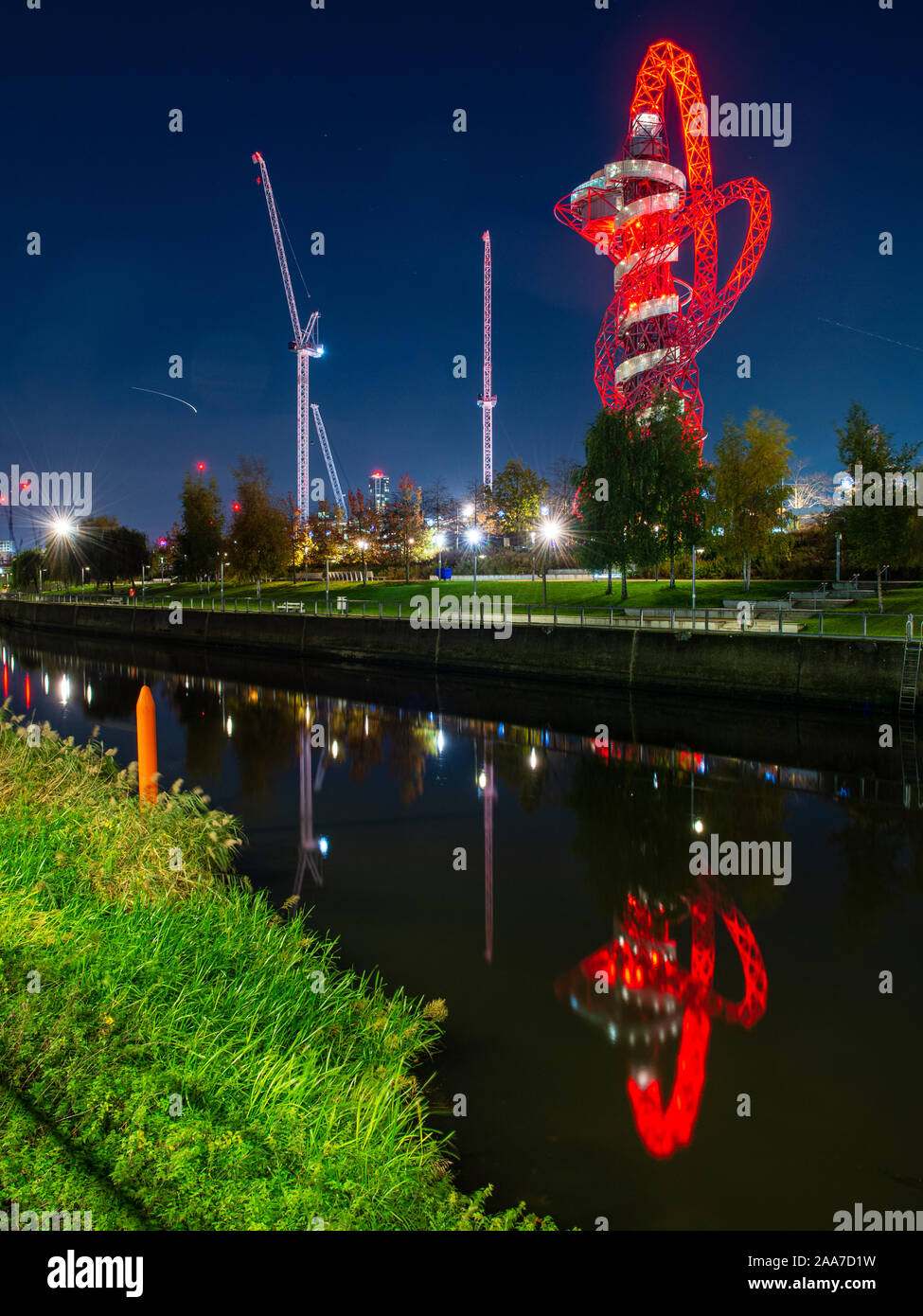 London, England, Regno Unito - 7 Novembre 2019: La ArcelorMittal Orbit torre di osservazione è riflessa nel fiume acquedotto ramo del fiume Lea in Lond Foto Stock