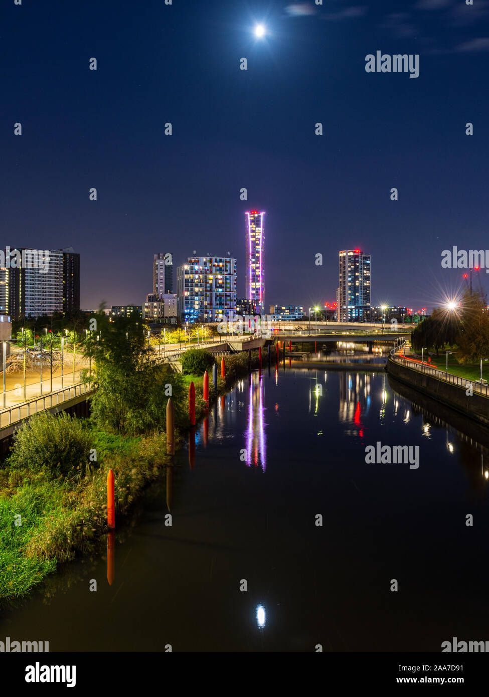 London, England, Regno Unito - 7 Novembre 2019: costruire nuovi edifici di appartamenti in quella parzialmente rigenerato Stratford quartiere di East London sono reflecte Foto Stock