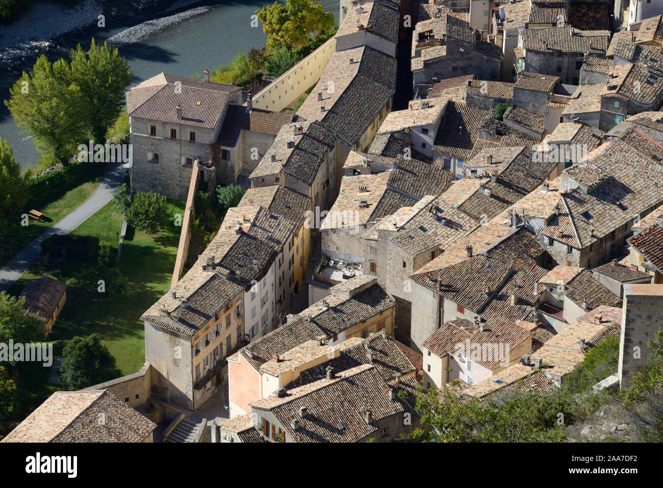 Vista aerea sui tetti del vecchio villaggio di Entrevaux Alpes-de-Haute-Provence Provence Francia Foto Stock