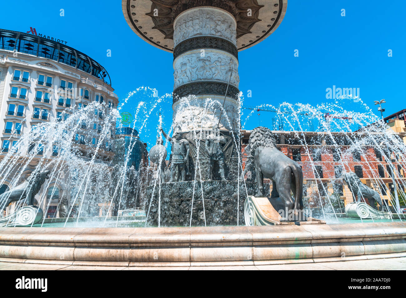 SKOPJE, MACEDONIA NORD - 8 agosto 2019 : centro città di Skopje con sculture e edifici. A Skopje è la città capitale della Macedonia. Foto Stock