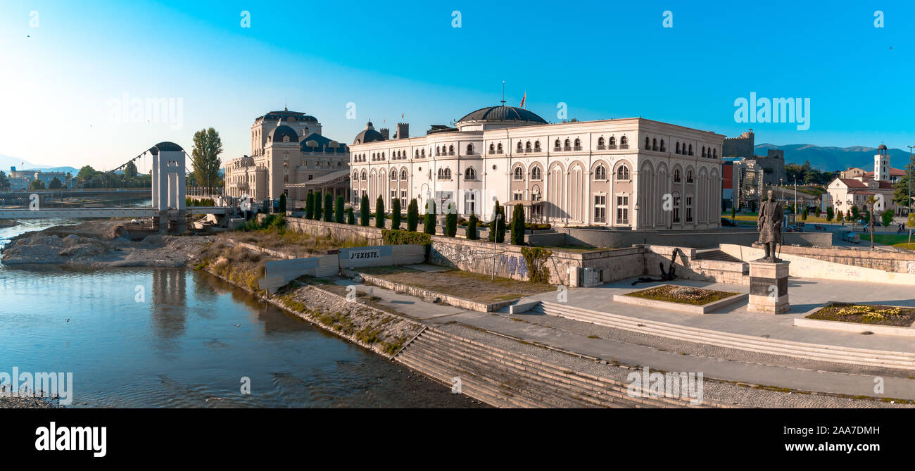 SKOPJE, MACEDONIA NORD - Agosto 7, 2019 : centro città di Skopje con sculture e edifici. A Skopje è la città capitale della Macedonia. Foto Stock
