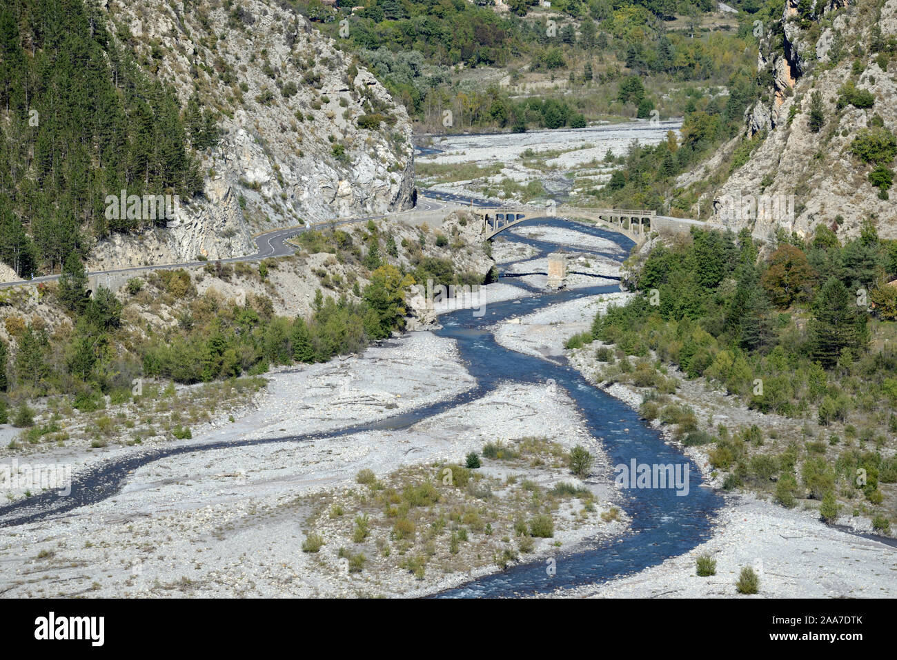 Meandri fluviali o serpeggiante fiume Var al soutrhern Ingresso alla gola di Daluis Alpes-de-Haute-Provence Provence Francia Foto Stock