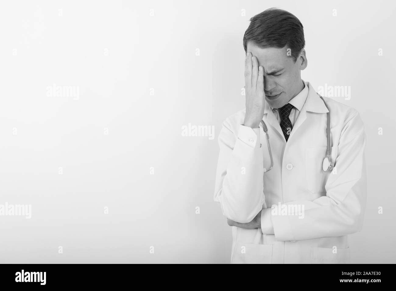 Ritratto di giovane uomo bello medico in bianco e nero Foto Stock