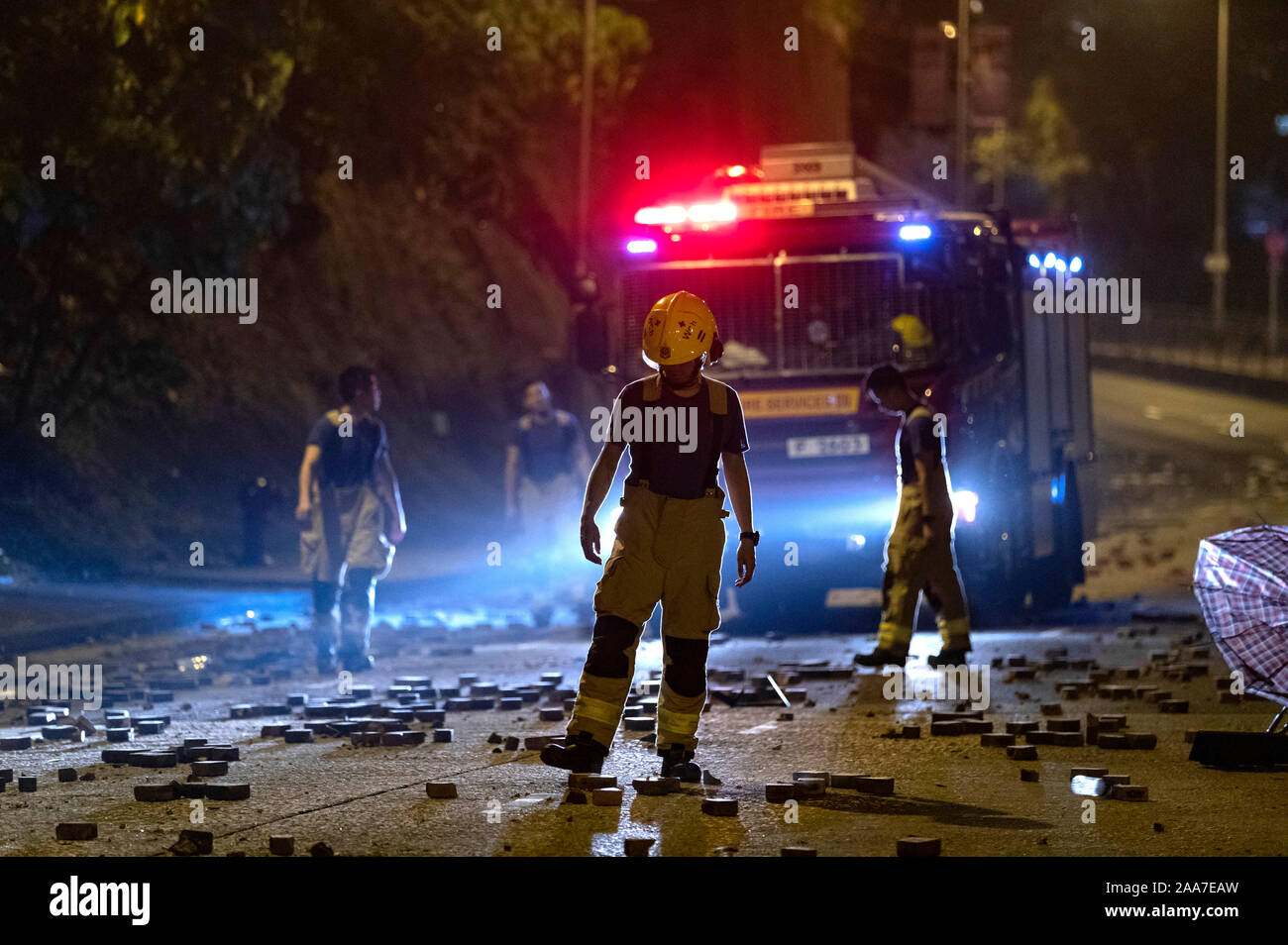 I vigili del fuoco hanno camminato passa la strada di Chatham sud dove la sua la strada trasversale di Cheong Raod Wan al di fuori della scuola di assedio al Politecnico. La polizia circonda il campus universitario dopo pro-democratico manifestanti hanno bloccato la Cross Harbour Tunnel e la strada principale al di fuori del campus. Hong Kong continua protesta sul suo sesto mese. Un sciopero cittadine chiamato per iniziato lunedì 11 novembre, 2019 che ha portato le parti di Hong Kong per fermare come le stazioni MTR chiuso e più blocchi stradali sono state erette. Hong Kong, 18.11.2019 Foto Stock