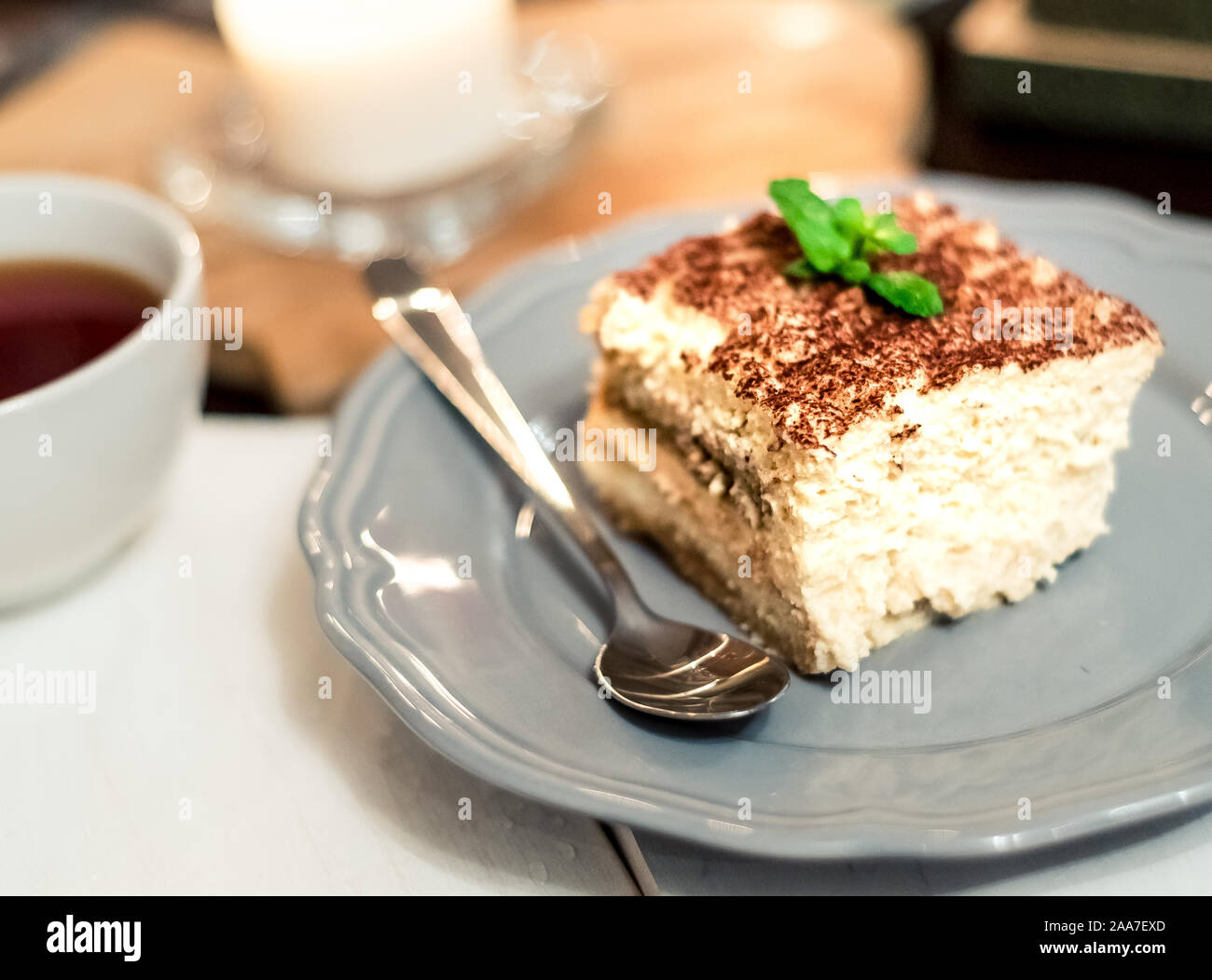 Tiramisù tradizionale dessert italiano su una piastra bianca Foto Stock