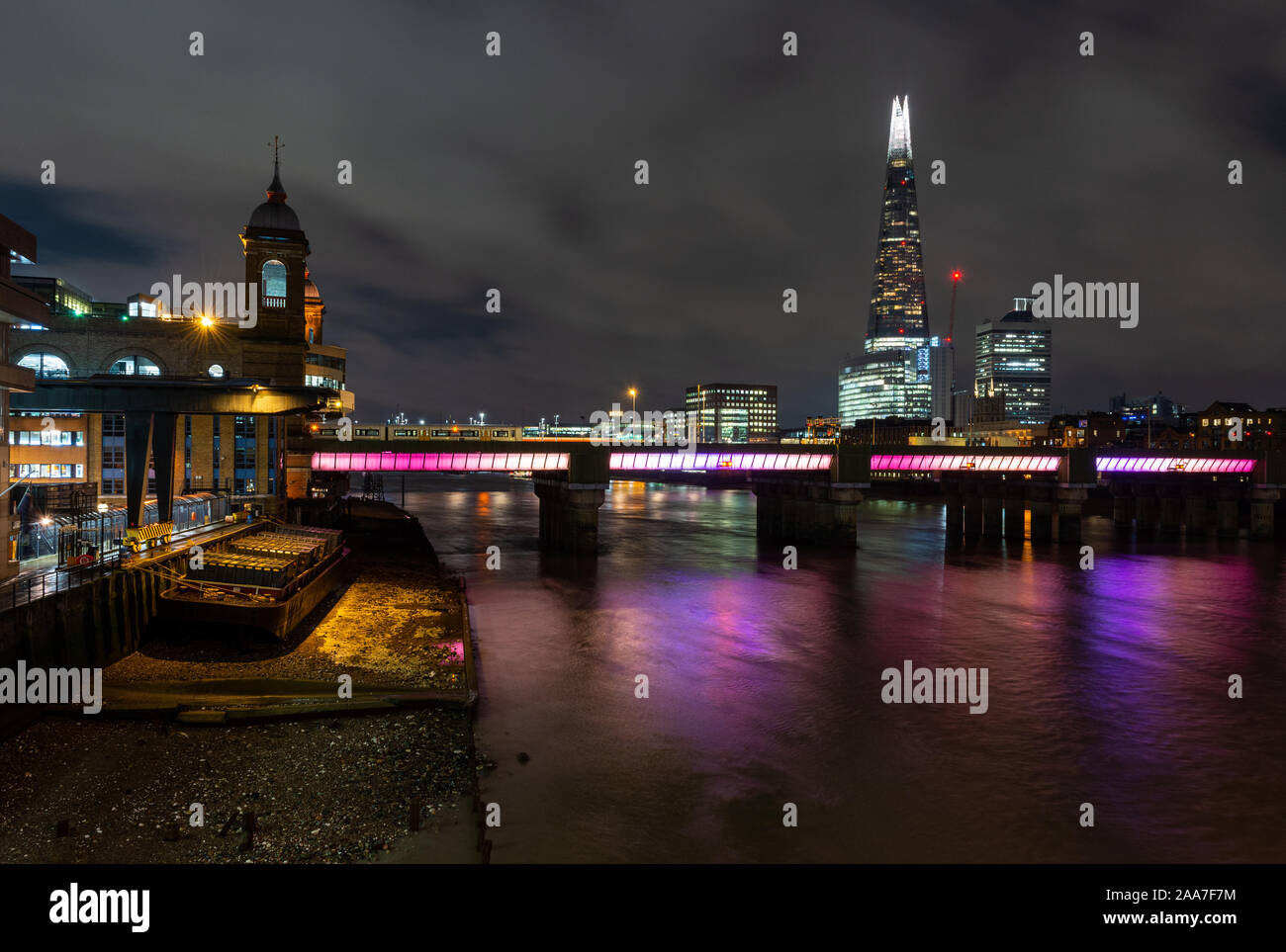 London, England, Regno Unito - 14 Ottobre 2019: Sud-est un convoglio ferroviario attende sul Cannon Street Station ponte che attraversa il fiume Tamigi accanto a Walbrook Foto Stock