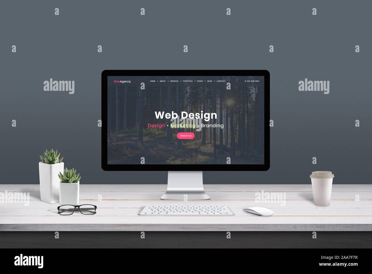 Web design studio concetto. Scrivania con computer display e moderno design web agency pagina. Foto Stock
