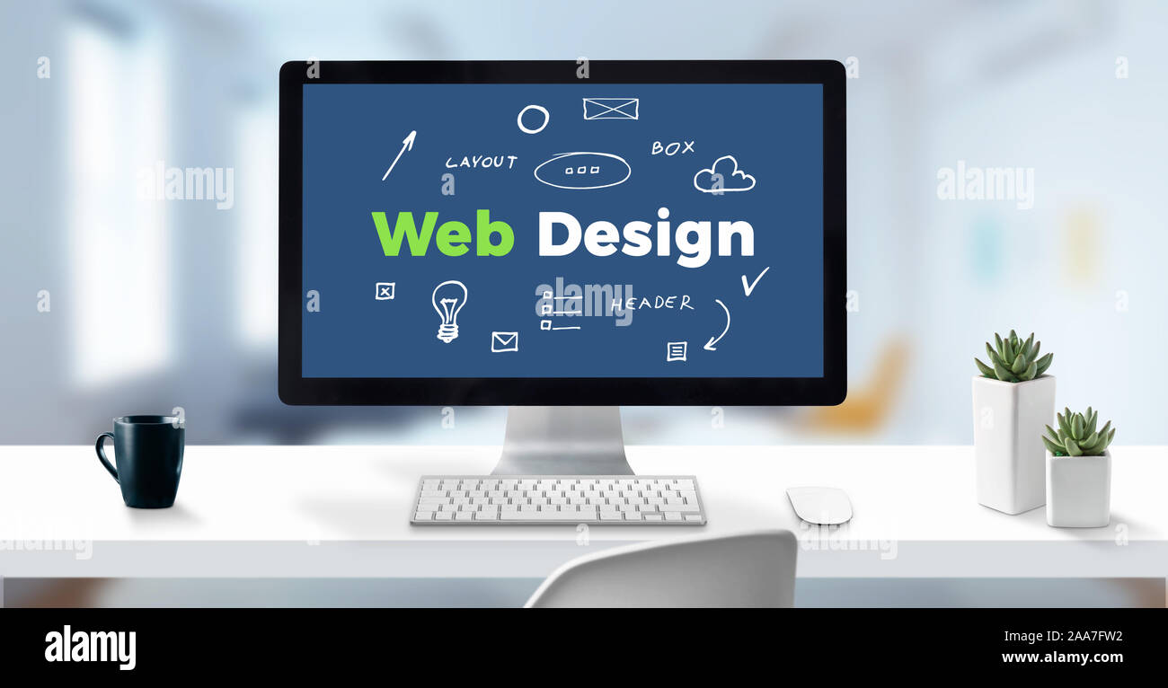 Web design il testo su un display di computer circondato da disegno gli elementi della pagina web. Pulire la scrivania con la tazza di caffè e piante. Foto Stock