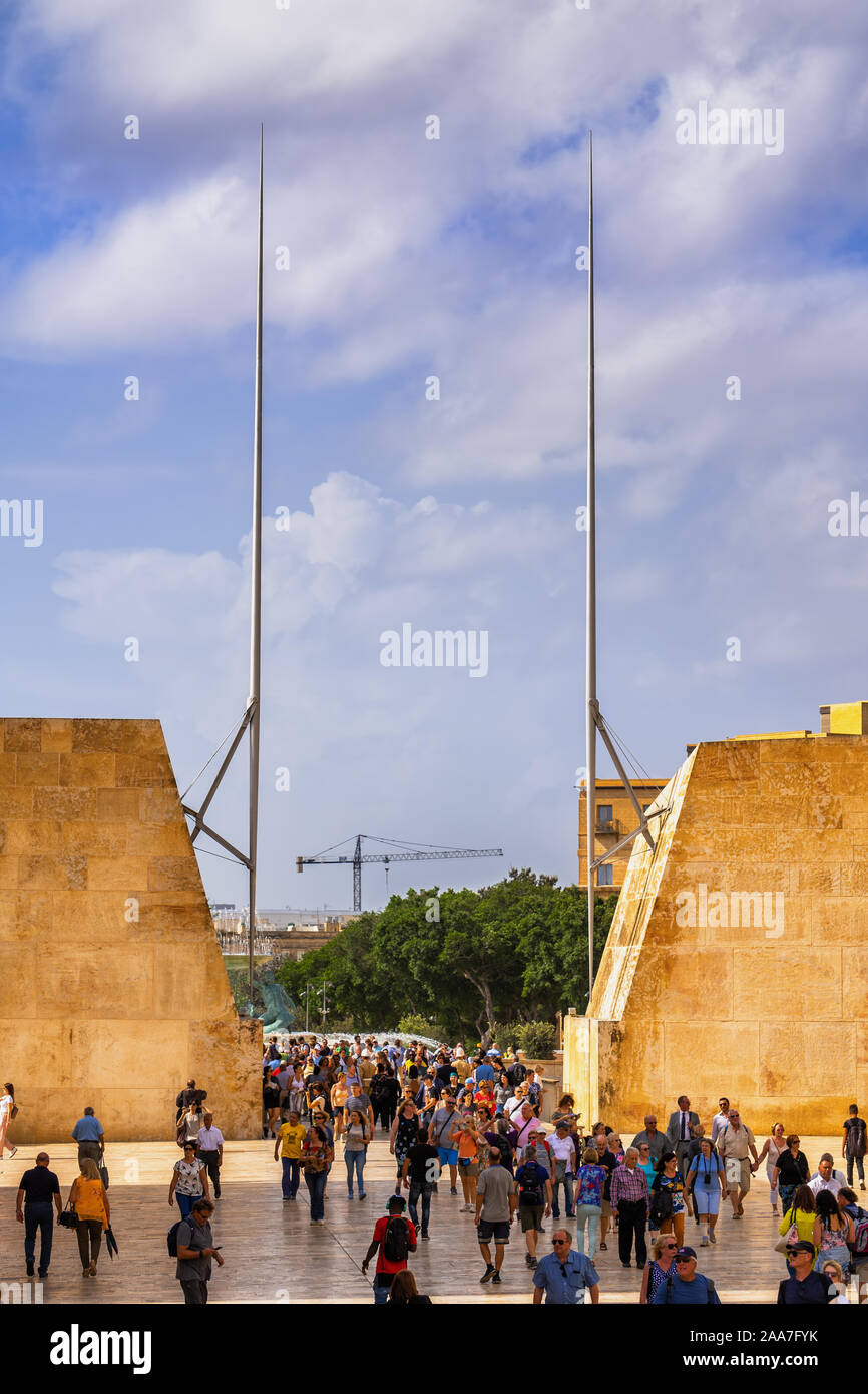 La Valletta, Malta - 9 Ottobre 2019: Persone a La Valletta City Gate (Maltese: Bieb il-cinghia), capitale punto di riferimento della città Foto Stock