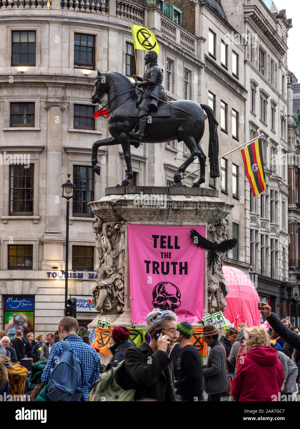 London, England, Regno Unito - 10 Ottobre 2019: la statua equestre di Carlo mi porta una ribellione di estinzione bandiera durante le proteste in Trafalgar Square in Foto Stock