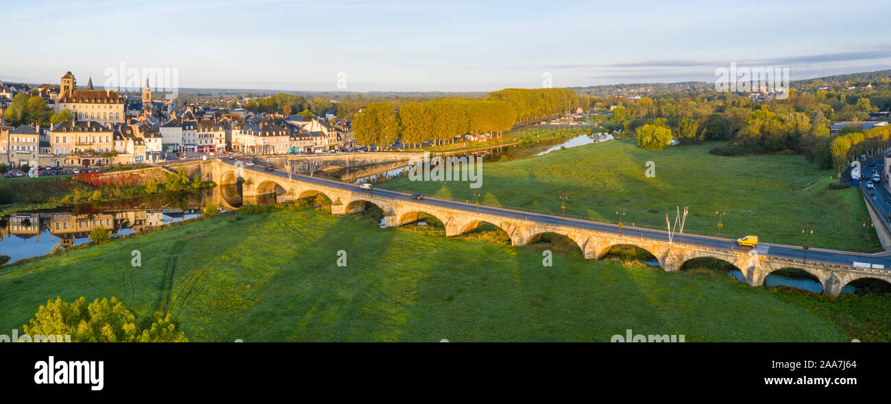 Francia, Nièvre, Decize, della città e del ponte al di sopra del vecchio fiume Loira (vista aerea) // Francia, Nièvre (58), Decize, la ville et le pont sur la Vieille Loi Foto Stock