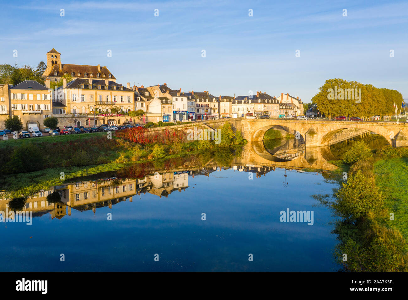 Francia, Nièvre, Decize, della città e del ponte al di sopra del vecchio fiume Loira (vista aerea) // Francia, Nièvre (58), Decize, la ville et le pont sur la Vieille Loi Foto Stock