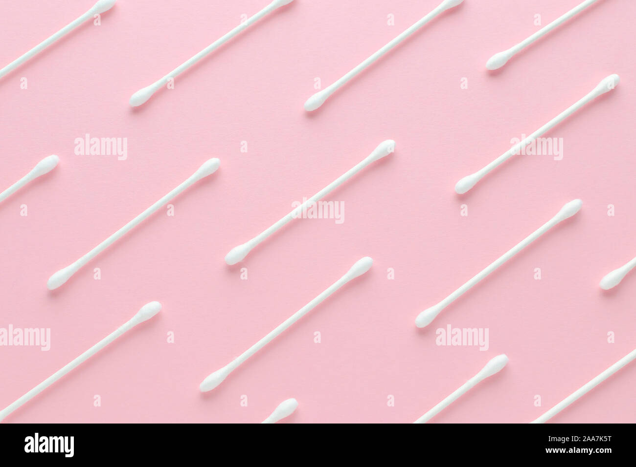 Cotone bianco di bastoni di carta su sfondo rosa Foto Stock