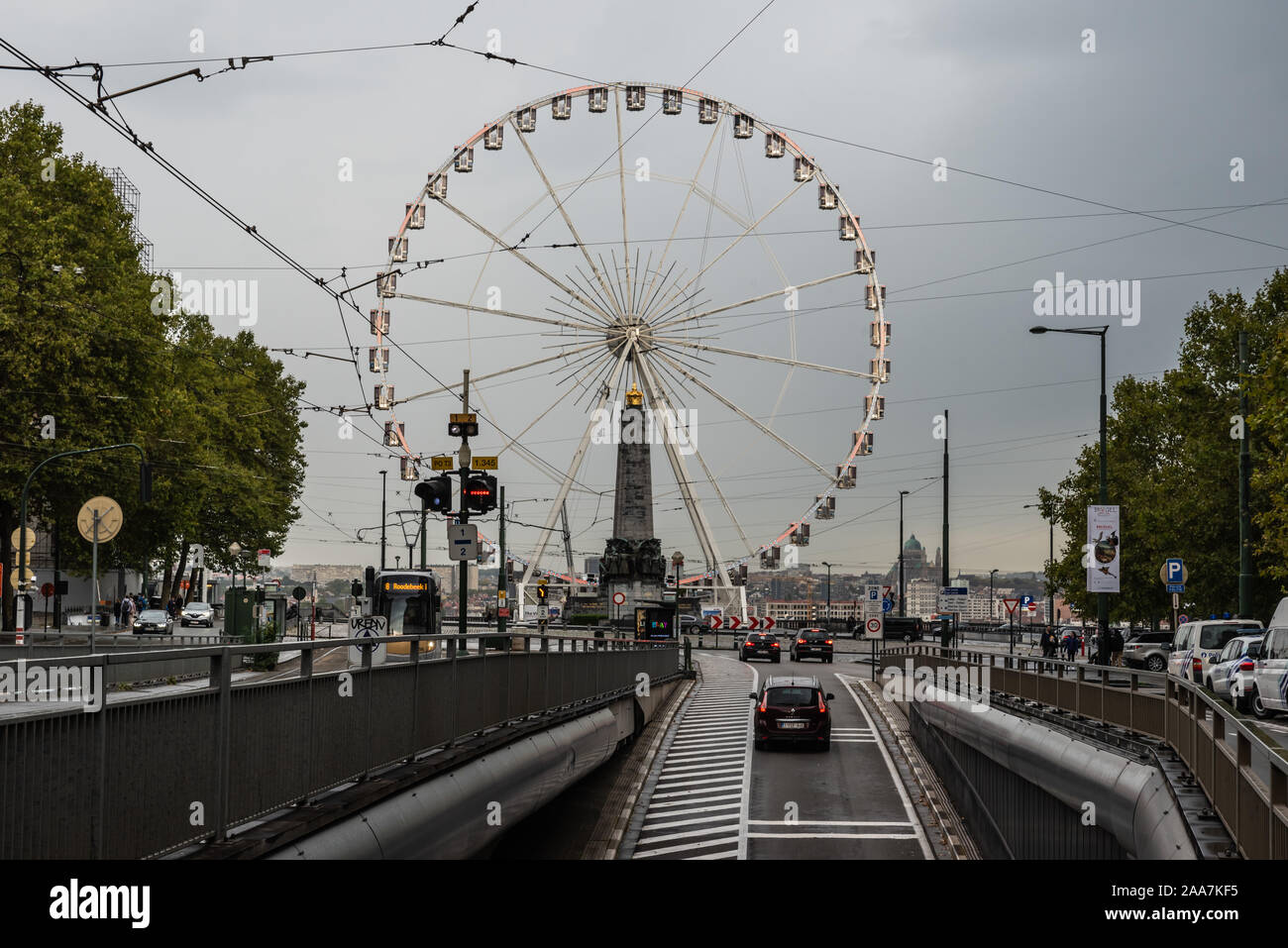 Regione di Bruxelles Capitale / Belgio - 10 16 2019: vista sulla Poelaert city square e la fermata del tram railwaytracks Foto Stock