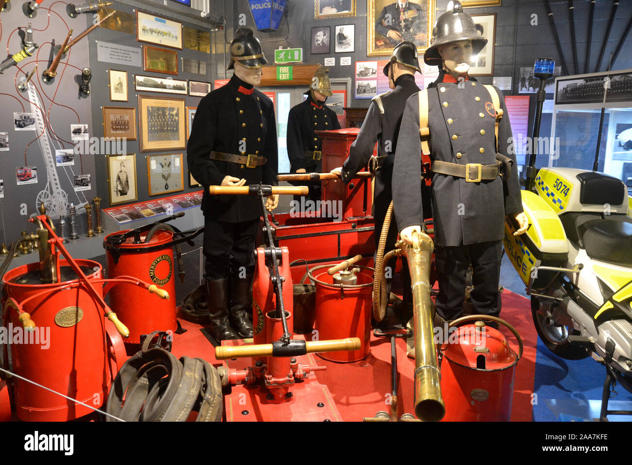Vigili del Fuoco di uniformi con vecchi estintori e manichette. La polizia e i vigili del fuoco di raccolta del patrimonio, Solent Sky Museum, Southampton, Hampshire REGNO UNITO Foto Stock