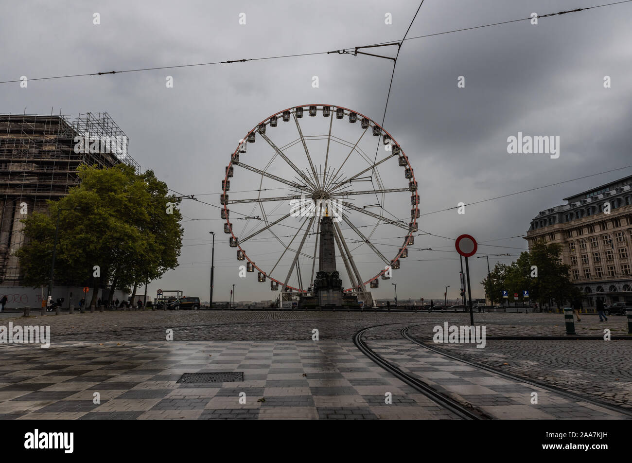 Regione di Bruxelles Capitale / Belgio - 10 16 2019: vista sulla Poelaert city square e la fermata del tram railwaytracks Foto Stock