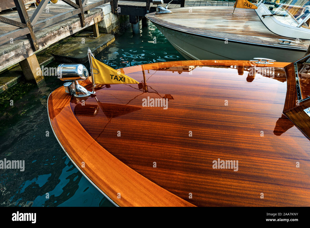 Venezia, in prossimità di due di legno per i taxi d'acqua ormeggiata in un canale, lungo il Canal Grande della laguna veneziana, il modo più veloce per viaggiare in questa città. Italia Foto Stock