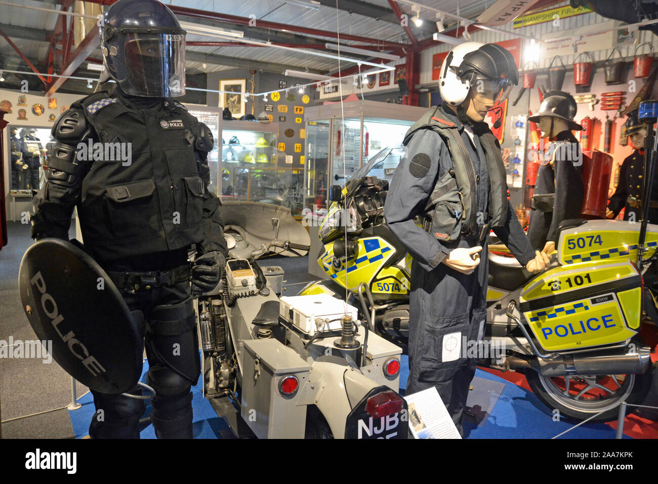 Moto della Polizia antisommossa e ingranaggio in la polizia e i vigili del fuoco di raccolta del patrimonio, Solent Sky Museum, Southampton, Hampshire, Regno Unito Foto Stock
