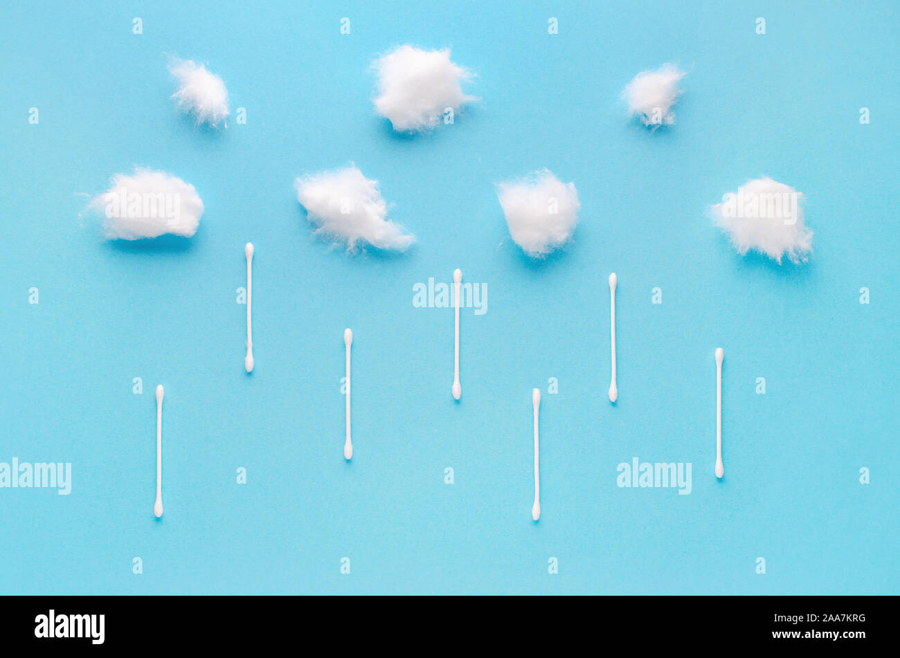 La lana di cotone nubi e pioggia tamponi su sfondo blu Foto Stock