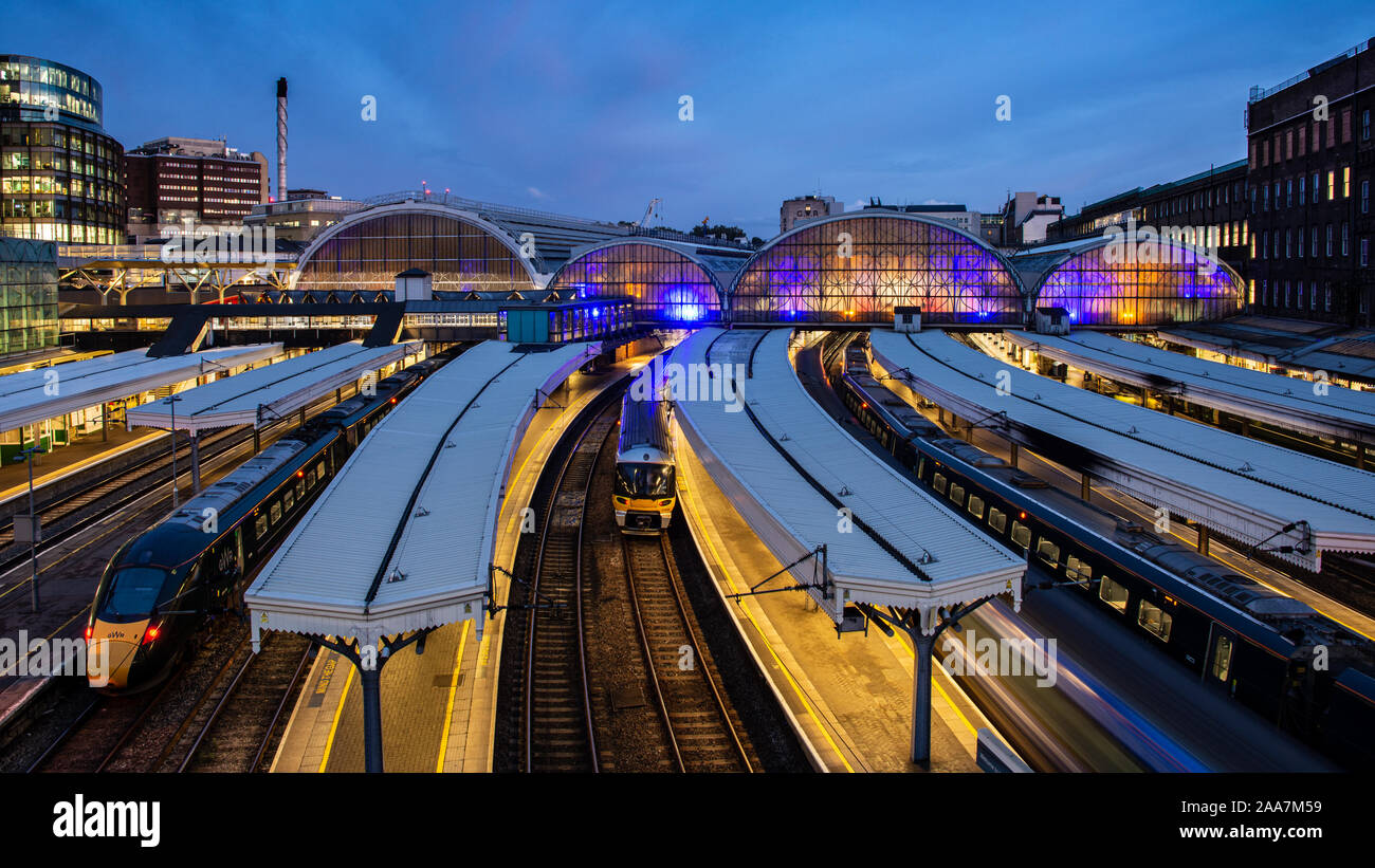 London, England, Regno Unito - 22 Settembre 2019: treni passeggeri stand presso le piattaforme della stazione Paddington di Londra al tramonto. Foto Stock