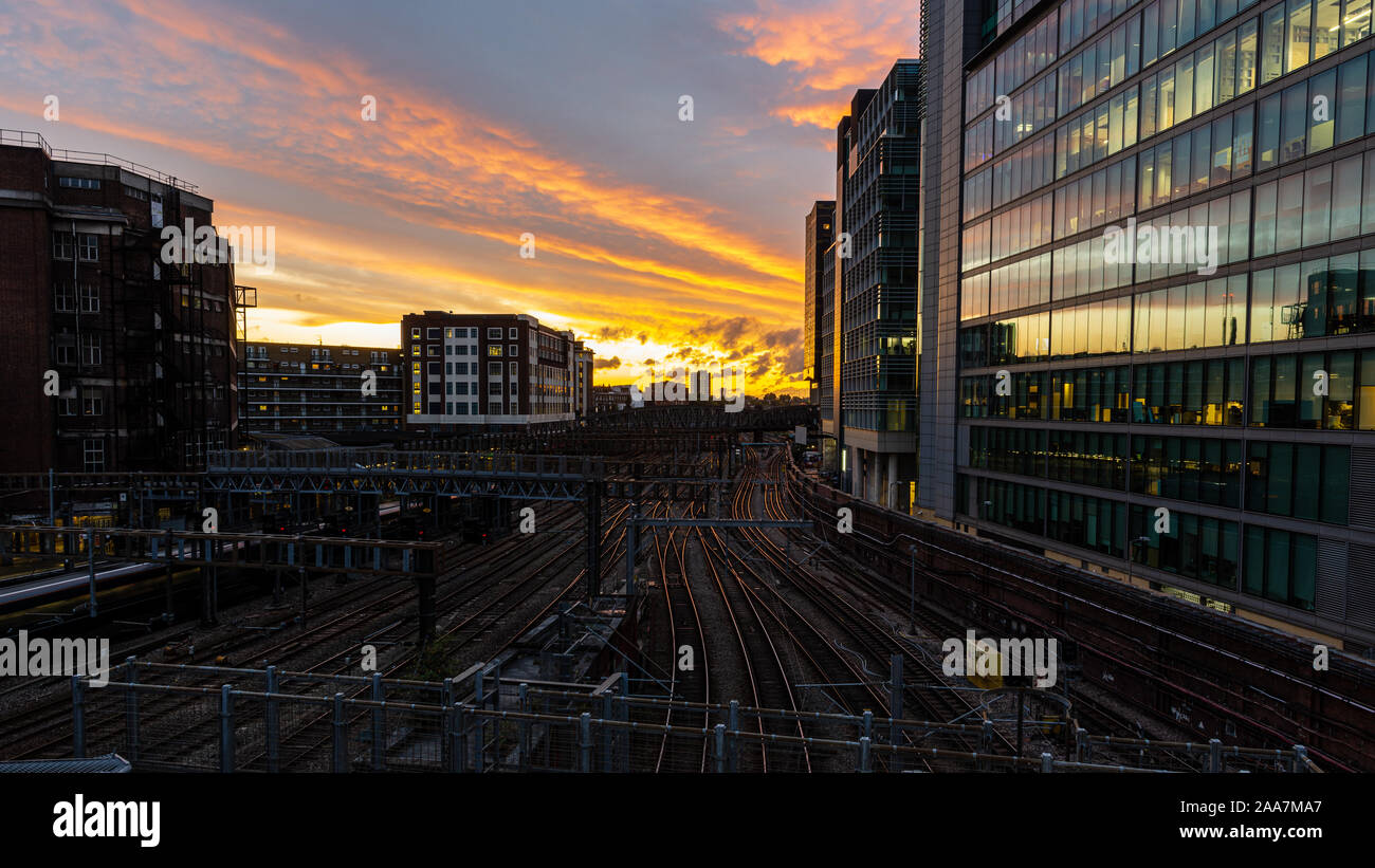 London, England, Regno Unito - 22 Settembre 2019: il sole tramonta dietro gli edifici per uffici di Paddington Central Business District accanto al Great Western Ra Foto Stock