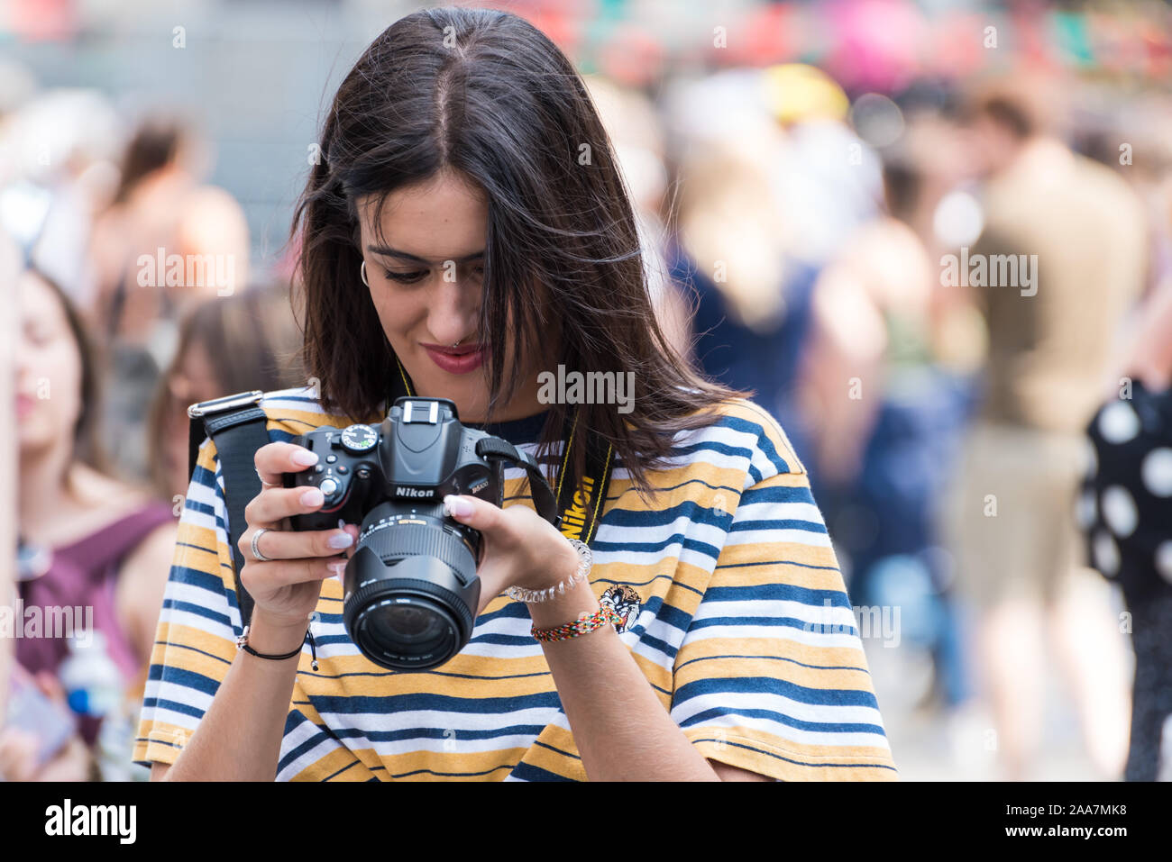 Bruxelles Città Vecchia / Belgio - 07 05 2019: un turista spagnolo ragazza cercando molto felice per la sua Nikon D5100 telecamera a Bruxelles la Grande Place Foto Stock