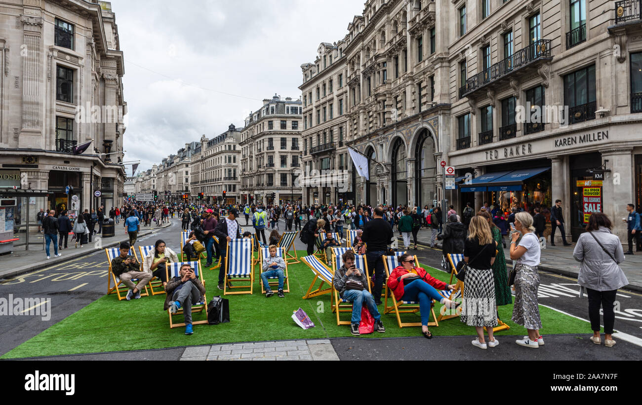 London, England, Regno Unito - 22 Settembre 2019: gli amanti dello shopping a piedi lungo Regent Street e sedersi sulle sedie a sdraio a Londra durante la Giornata senza automobili. Foto Stock