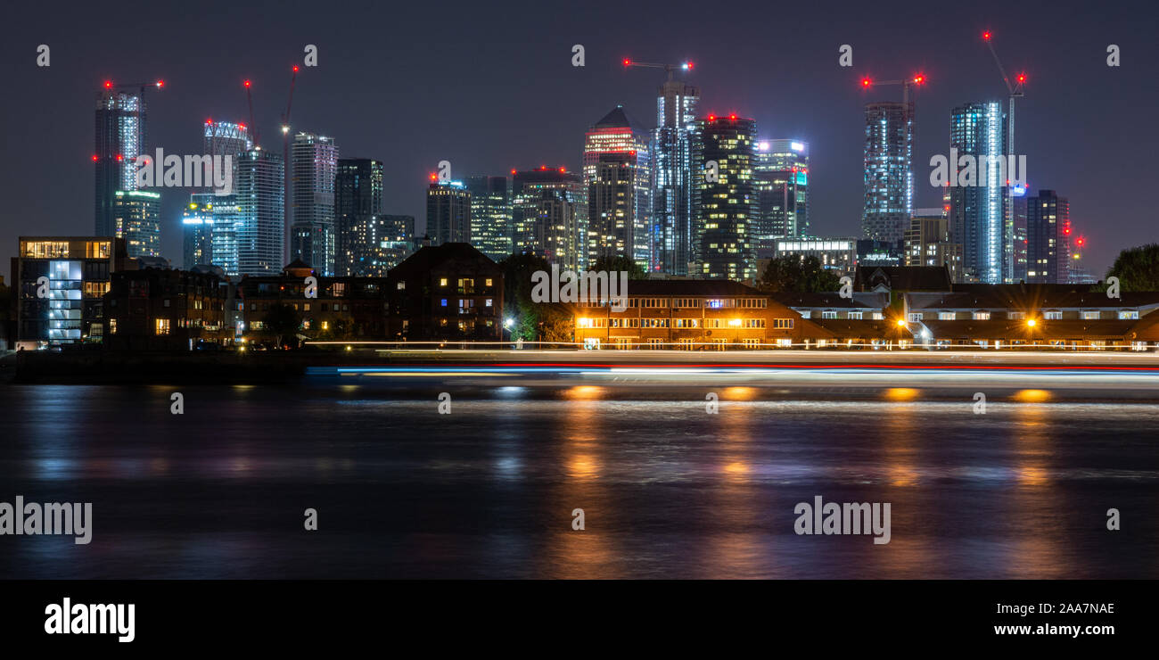London, England, Regno Unito - 21 Settembre 2019: blocco uffici e appartamento la costruzione di grattacieli sono illuminate di notte in rapida evoluzione skyline di Londra est Foto Stock