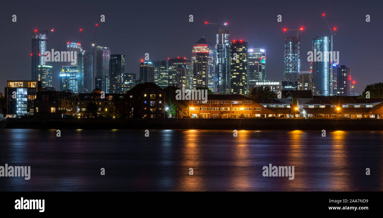 London, England, Regno Unito - 21 Settembre 2019: blocco uffici e appartamento la costruzione di grattacieli sono illuminate di notte in rapida evoluzione skyline di Londra est Foto Stock