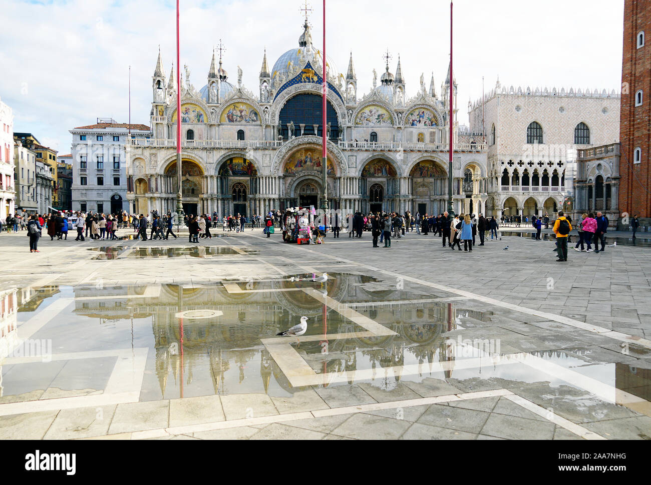 Piazza San Marco due giorni dopo l'acqua alta alluvione in Venezia, Italia il 18 novembre 2019 Foto Stock