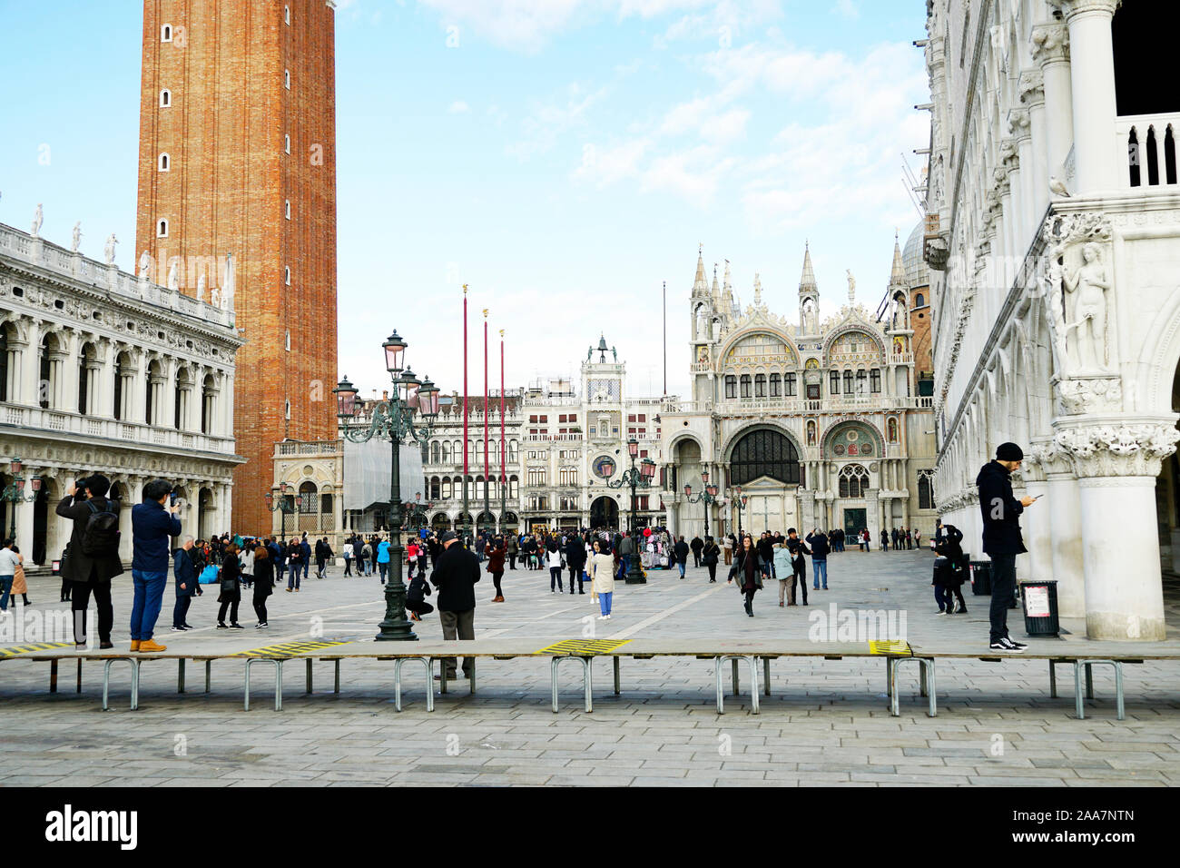 Piazza San Marco due giorni dopo l'acqua alta alluvione in Venezia, Italia il 18 novembre 2019 Foto Stock