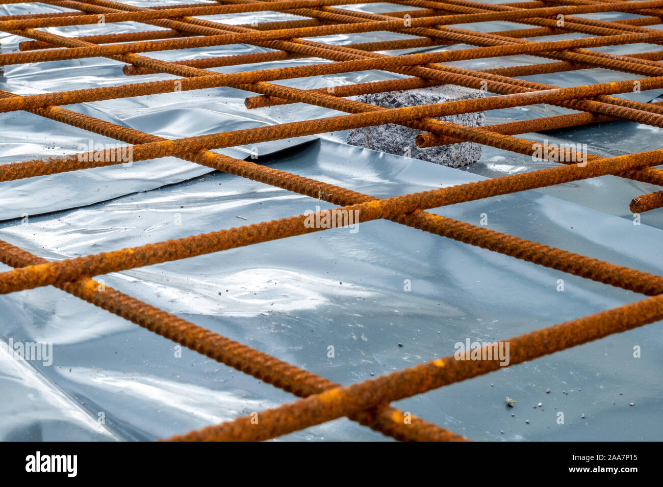 Rinforzo di metallo a griglia e telaio in legno per cemento armato  costruzione del seminterrato Foto stock - Alamy