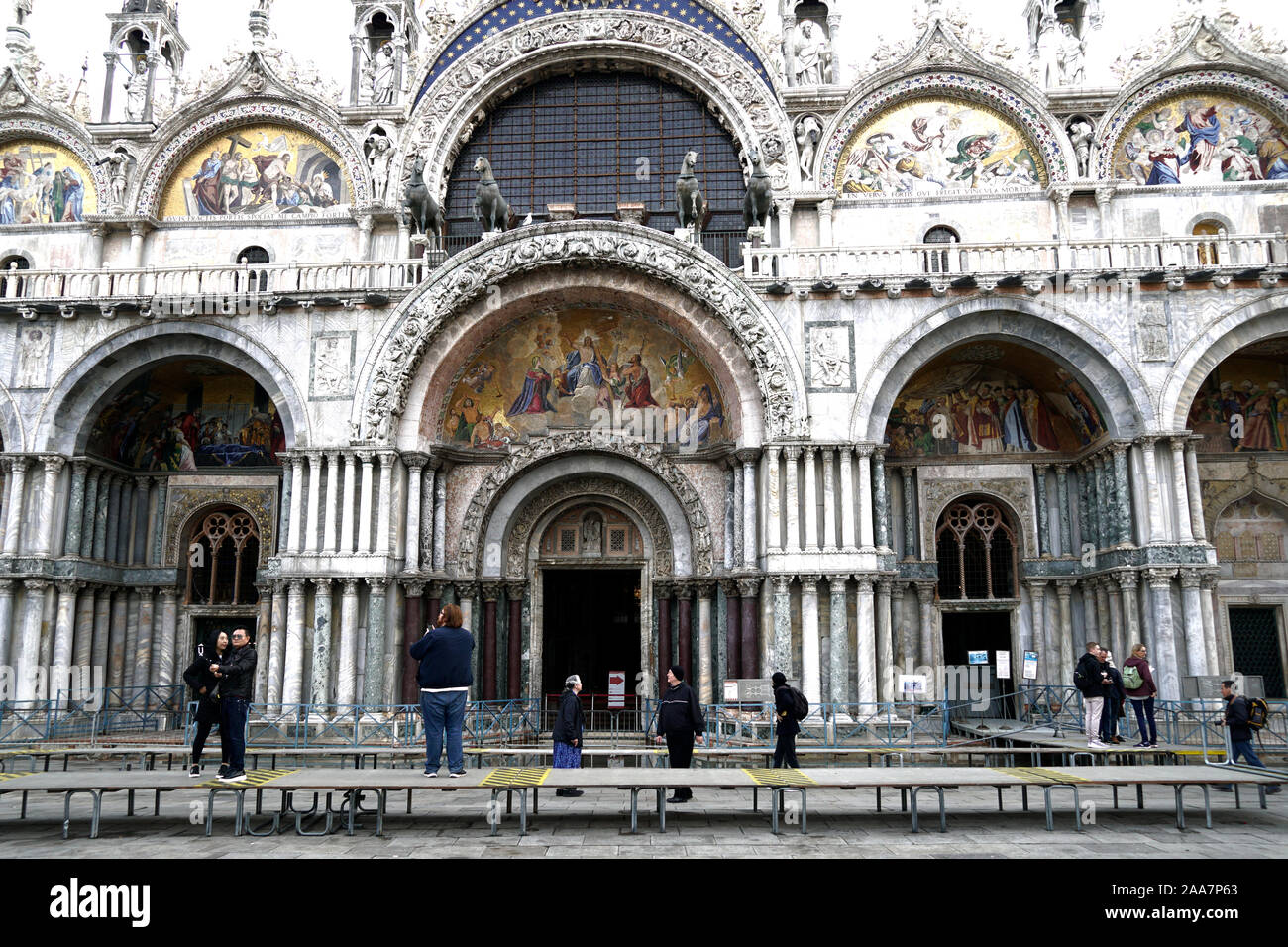 Piazza San Marco due giorni dopo l'acqua alta alluvione in Venezia, Italia il 18 novembre 2019 Foto Stock