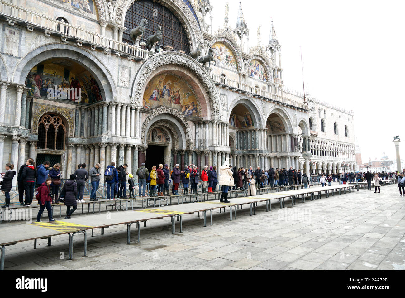 Piazza San Marco due giorni dopo l'acqua alta alluvione in Venezia, Italia il 18 novembre 2019 Foto Stock