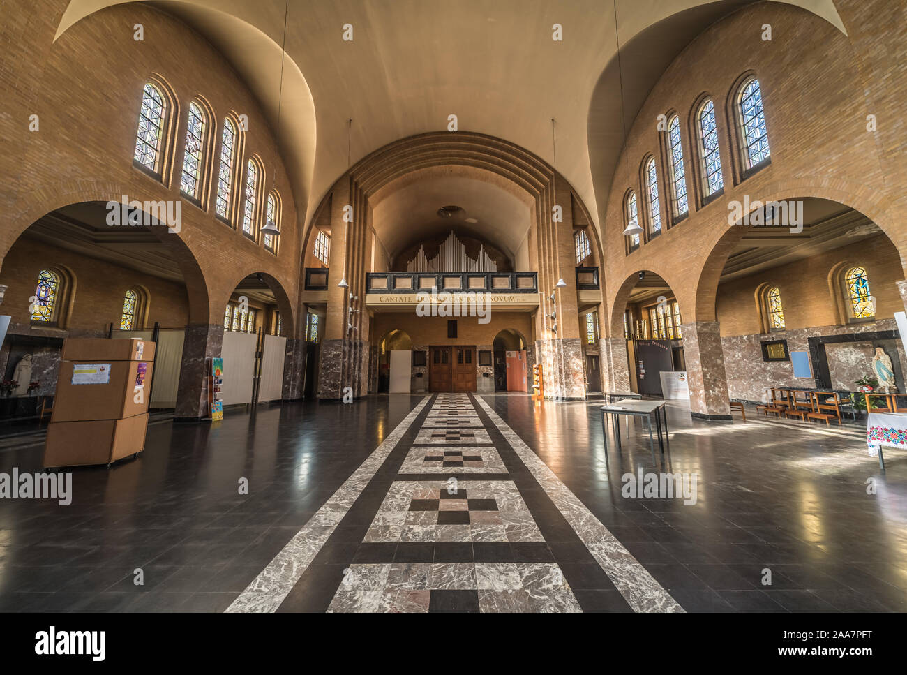 Jette, Regione di Bruxelles Capitale / Belgio - 10 10 2019: Gotico moderno interior design di Nostra Signora di Lourdes chiesa cattolica romana di Jette Foto Stock