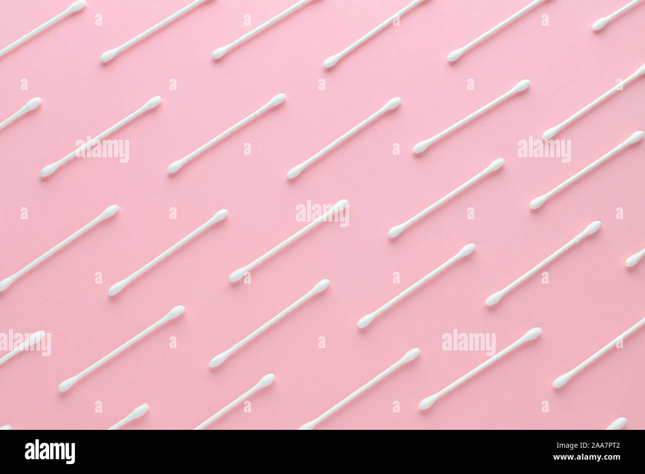 Cotone bianco di bastoni di carta su sfondo rosa, disegno astratto Foto Stock