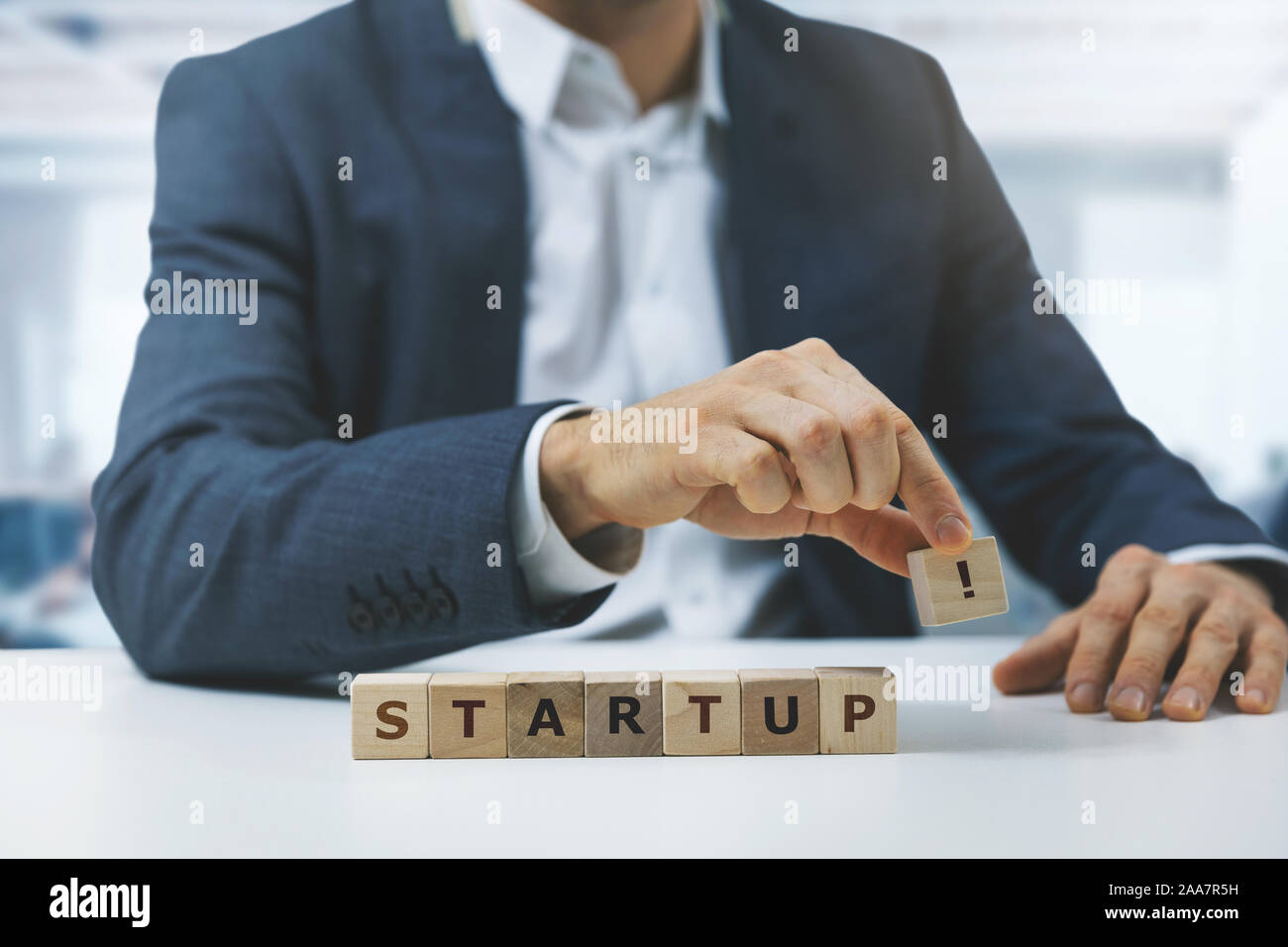 Nuovo startup business plan concetto - il giovane imprenditore il collegamento dei blocchi di legno in office Foto Stock