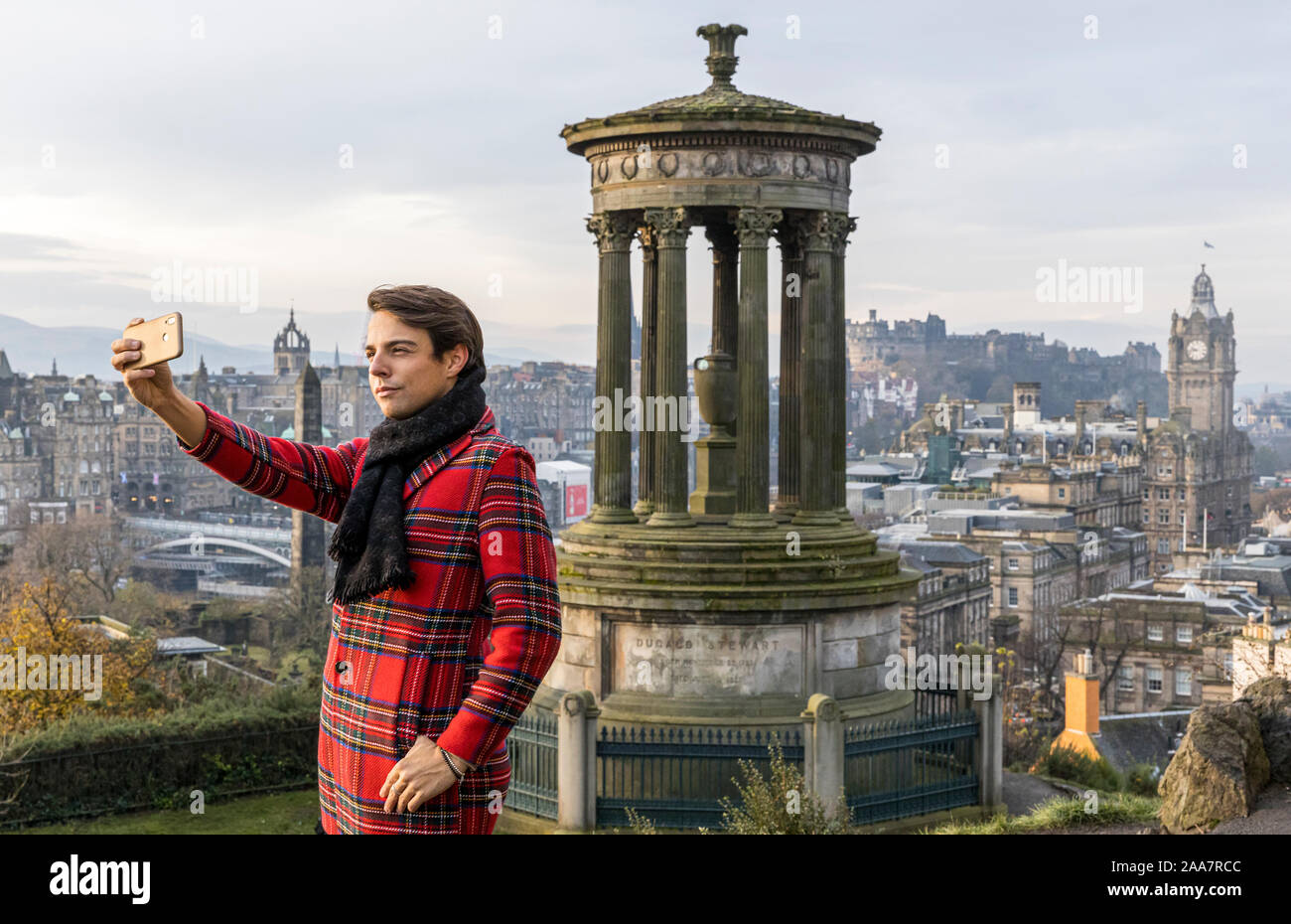 Edinburgh, Regno Unito. 20 Novembre, 2019 foto: un turista vestito in tartan scatta una fotografia di Edimburgo di skyline da Calton Hill nel sole invernale. Credito: ricca di Dyson/Alamy Live News Foto Stock