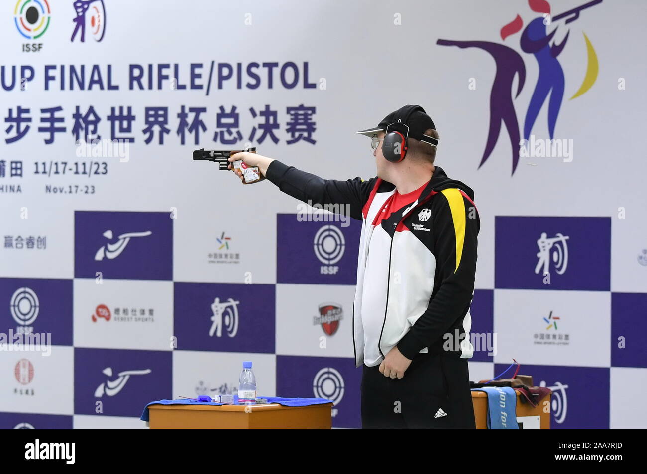 (191120) -- PUTIAN, nov. 20, 2019 (Xinhua) -- Christian Reitz di Germania compete durante gli uomini 25m rapid fire pistol finale al ISSF World Cup Final in Putian, a sud-est della Cina di provincia del Fujian, nov. 20, 2019. (Xinhua/Lin Shanchuan) Foto Stock