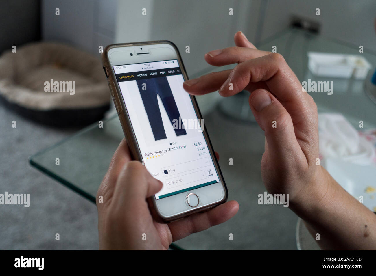 Donna shopping di ordinazione online con il suo telefono, Inghilterra, Regno Unito. Foto Stock