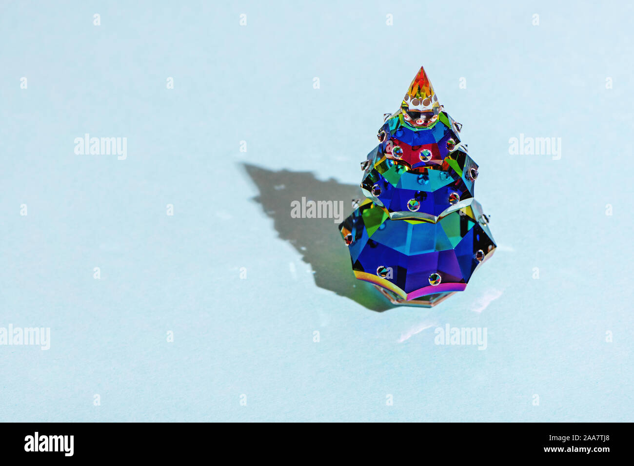 Vetro multicolore albero di Natale su sfondo bianco. Anno nuovo concetto con copia spazio. Foto Stock