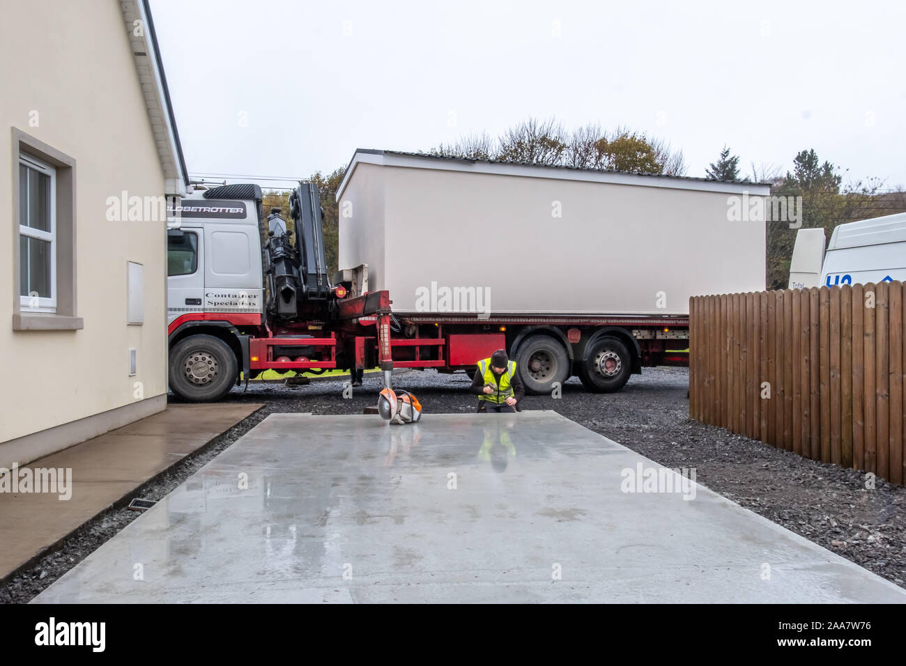 ARDARA / Irlanda - 02 novembre 2019 : H2 edifici installazione prefabric garage nella pioggia pooring Foto Stock