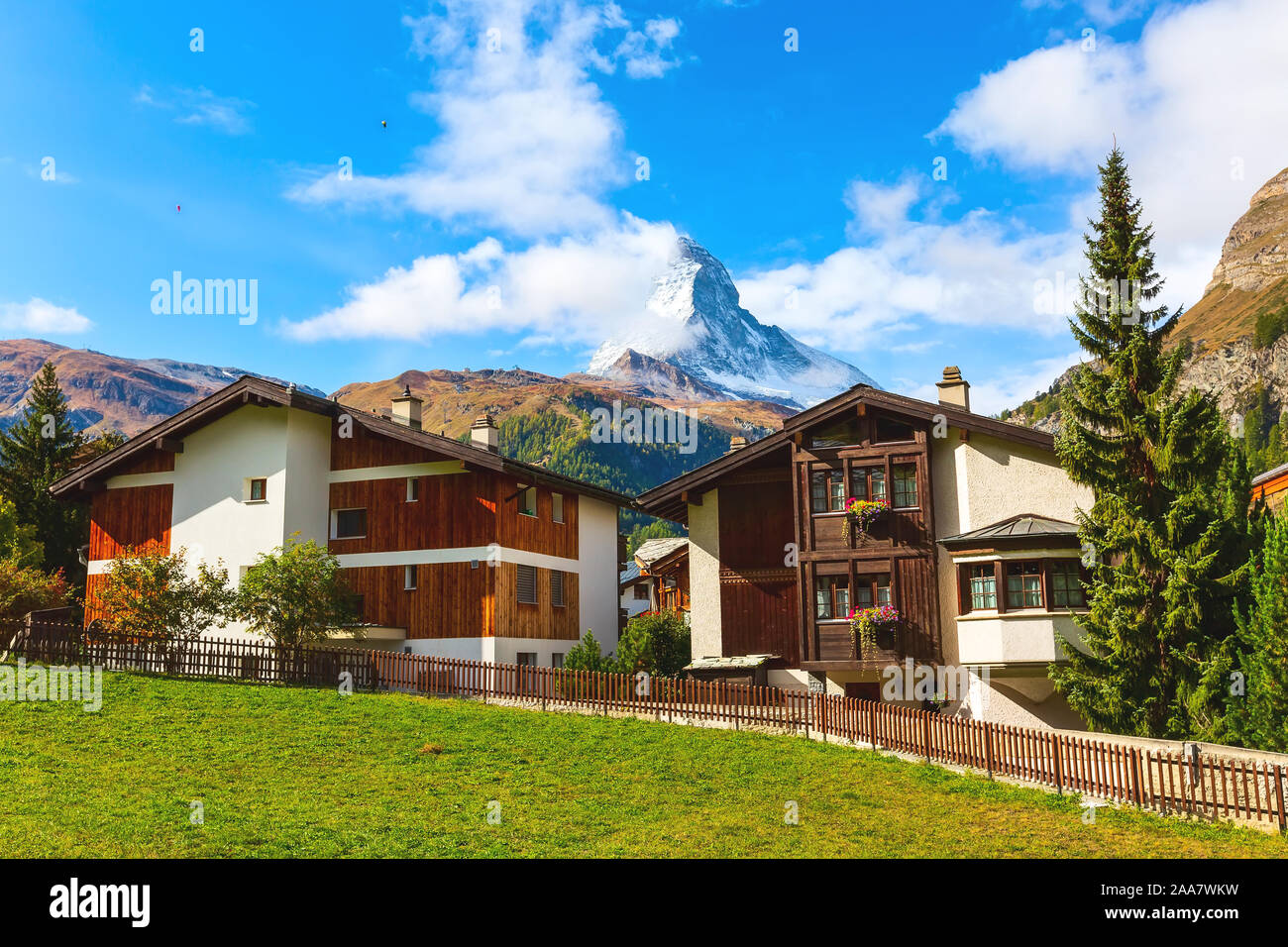 Cervino Snow mount, parapendii e Zermatt case alpine panorama, Svizzera, Alpi Svizzere Foto Stock