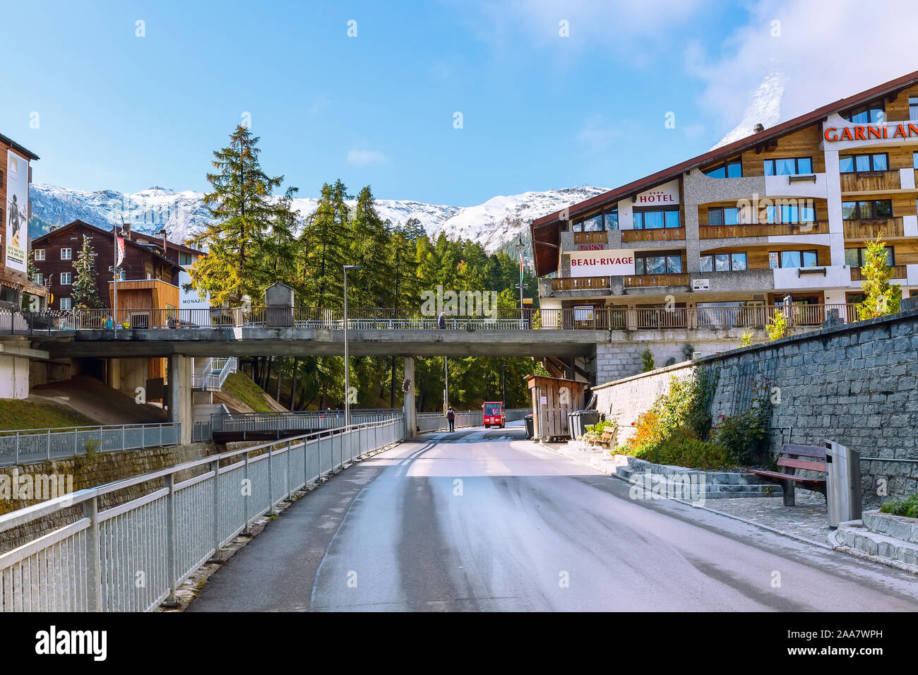 Zermatt, Svizzera - Ottobre 7, 2019: Town street view nel famoso Alpi Svizzere ski resort, Cervino Snow mount, auto elettrica bus Foto Stock
