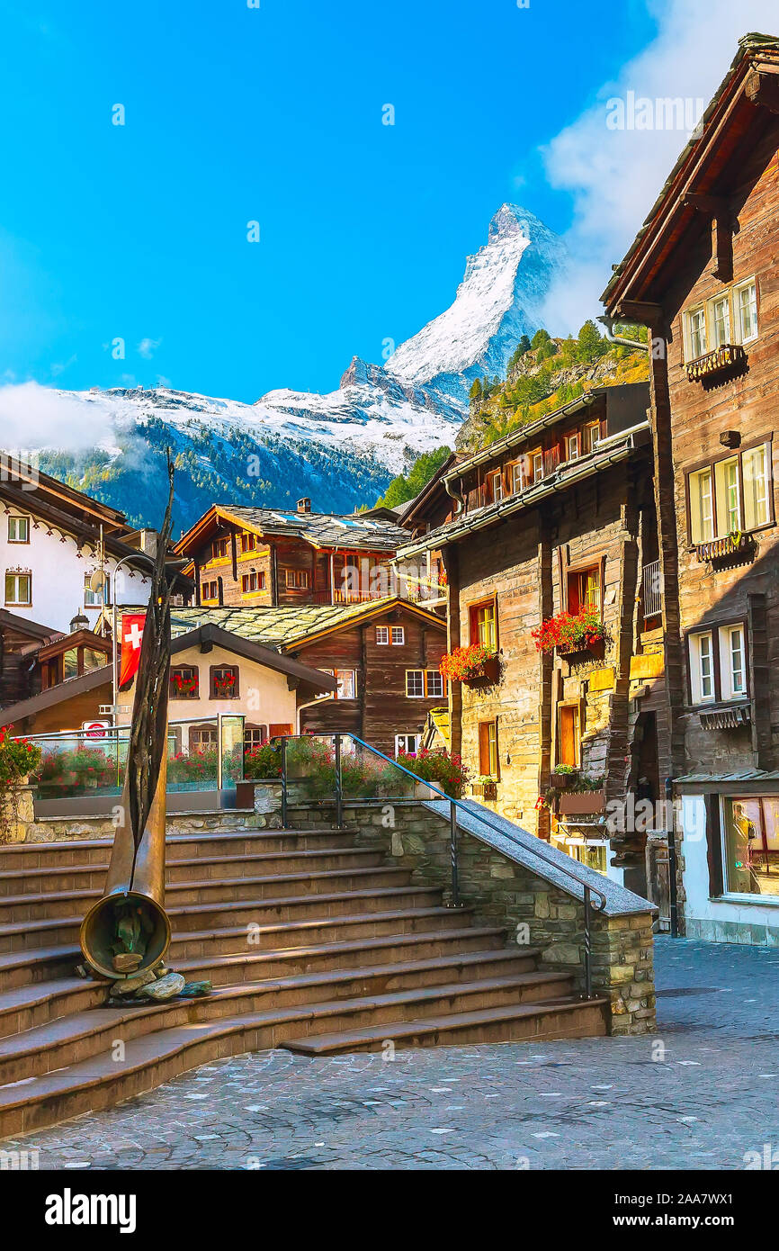 Zermatt, Svizzera iconico town street view nel famoso Alpi Svizzere ski resort, Cervino Snow Monte Corno di bronzo e case Foto Stock