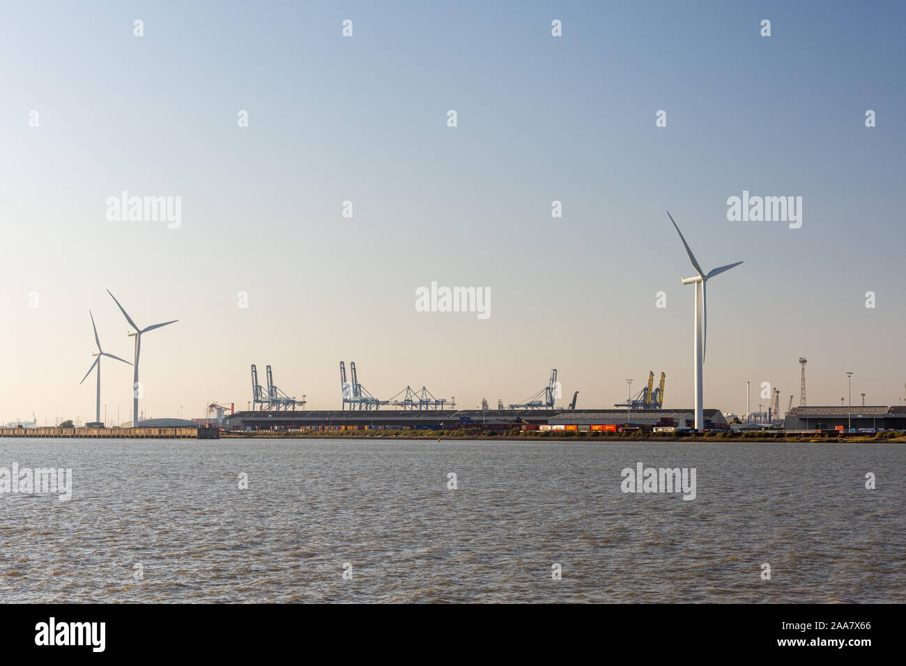 Gravesend, England, Regno Unito - 21 Settembre 2010: turbine eoliche e trasporto container gru forma lo skyline di Tilbury Docks, parte del porto di Londra Foto Stock